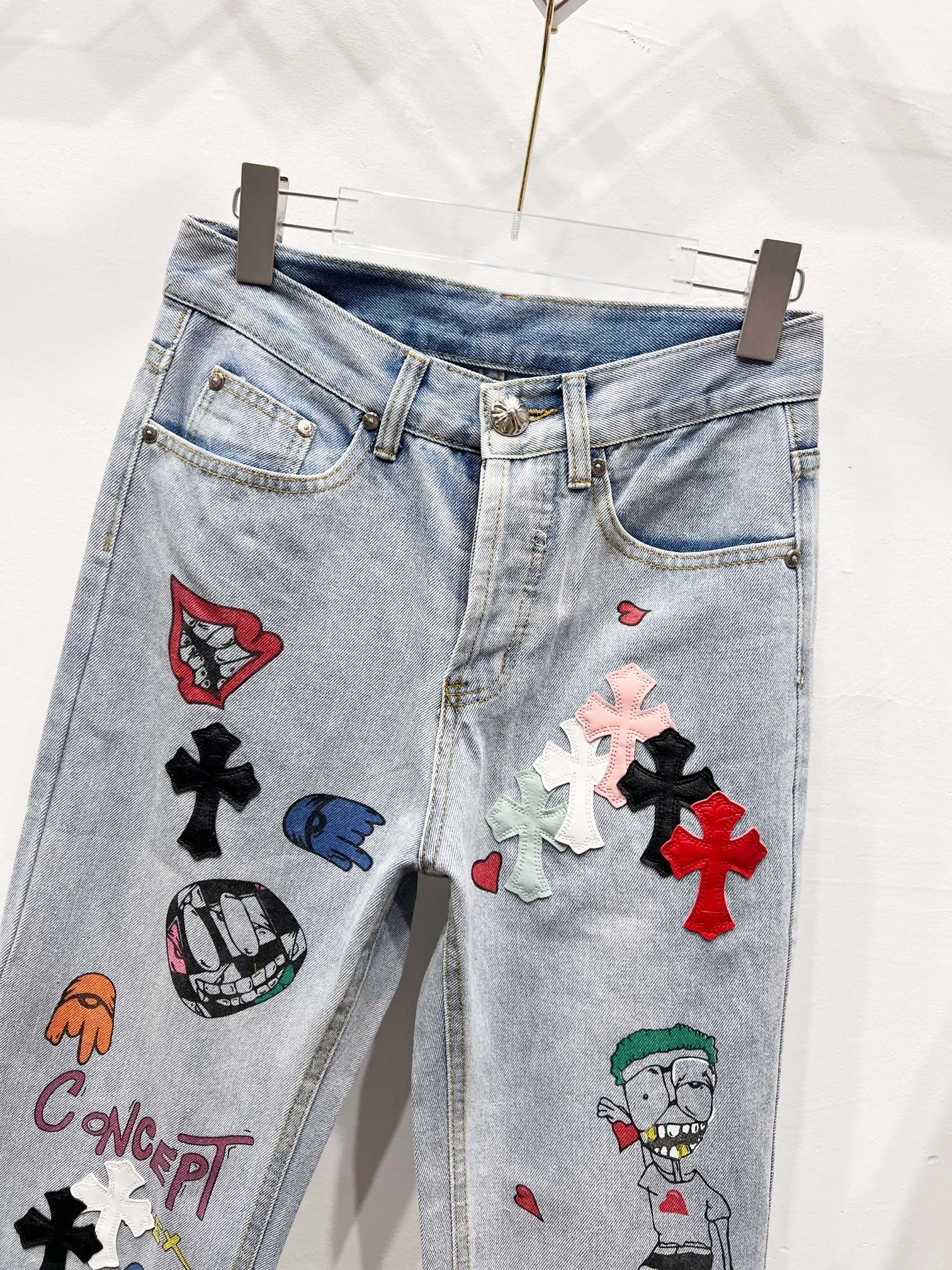 P260 Style No.: (r022) Chrome Hearts & 25TX CH Chrome Hearts co-branded clown limited graffiti crocodile skin jeans Special Italian cowhide print and cut Customized sheepskin three-layer thick line leather The whole body is spliced in heavy water washing process Craftsmen hand-splashed ink You can see the details Three-dimensional cutting version Loose and comfortable without picking up the figure Makes you taller and slimmer Factory Seiko Original quality control Same style for men and women Can be matched with couples Versatile recommendation Essential jeans for all seasons Color: light Size: 28-30-32-34-36